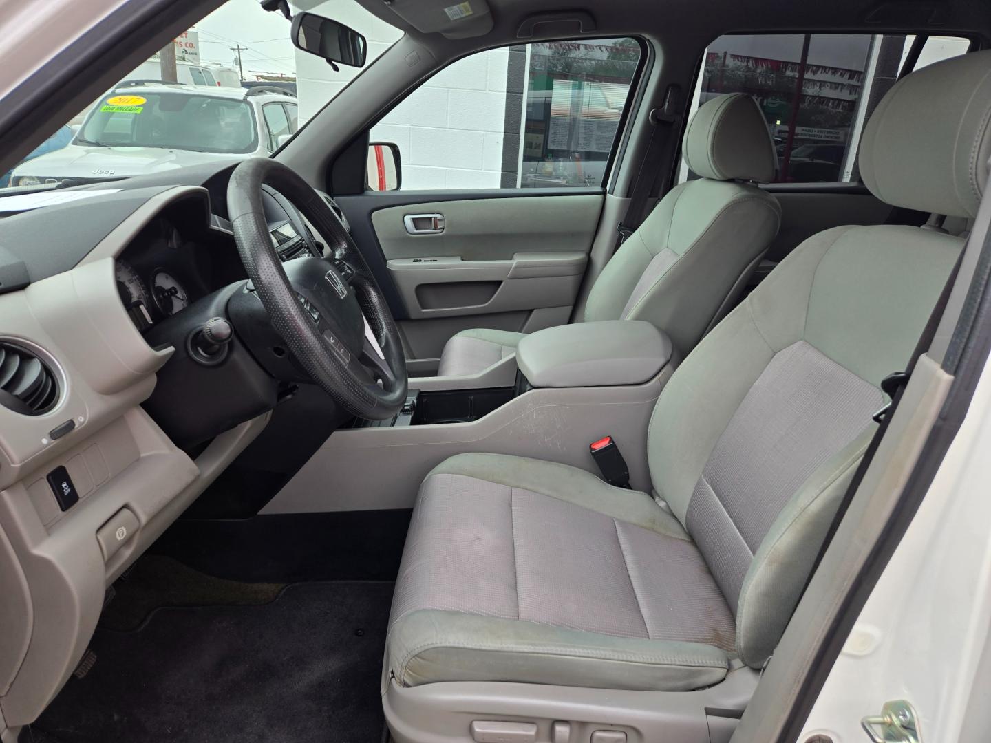 2015 WHITE /Beige Honda Pilot EX 2WD 5-Spd AT (5FNYF3H43FB) with an 3.5L V6 SOHC 24V engine, 5-Speed Automatic transmission, located at 503 West Court, Seguin, TX, 78155, (830) 379-3373, 29.568621, -97.969803 - Photo#4